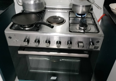 Pre-Owned 4 Gas + 1 Electric Cooker with Oven for Sale